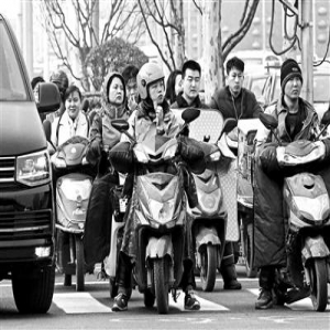 外卖女骑手：等红灯时“最闲”上岗半个月瘦了5公斤