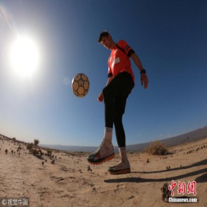 英男子历时6天颠球25万次 穿越近百公里撒哈拉沙漠