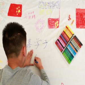 北京：百人共绘百米长卷 庆祝新中国成立70周年