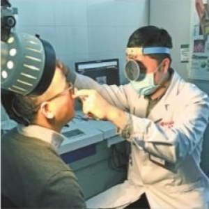 头痛失眠上课走神 高二男生性格突变只因鼻子“长歪”