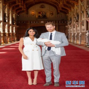 英国萨塞克斯公爵夫妇携新生儿亮相