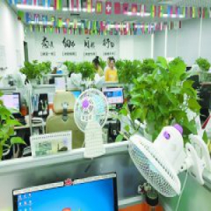 写字楼空调不制冷 76台电扇呼呼吹仍太热