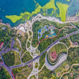 山东青岛：海岸线铺展迷人画卷 游人纷至沓来