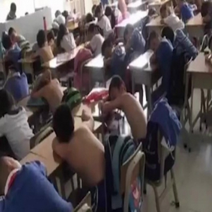 “学生光膀子老师吹空调”引发强烈不适