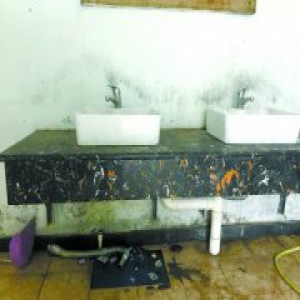 南四环石榴庄公园一厕所常年积满污水忒脏臭