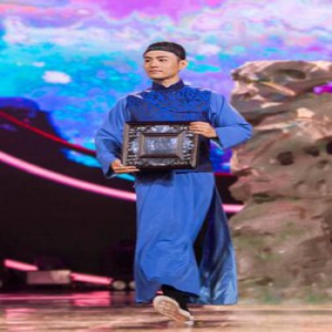 邓男子现身芒果中秋之夜 合作佘诗曼秀魔术功力