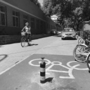 大慧寺路东口 自行车道为何上锁变停车场