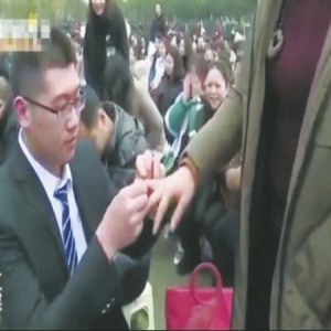 成人仪式上 高三男生花光积攒的压岁钱送妈妈感恩钻戒