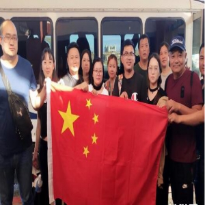滞留塞班中国游客登机回国