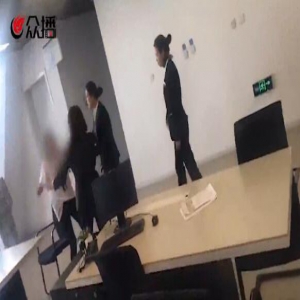 疑丈夫4S店保养出轨女员工 济宁女子送侮辱性锦旗被行拘