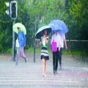 中到大雨来袭今早高峰受影响 暑期外出需警惕