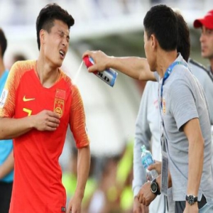 真相来了！武磊肩胛骨错位是怎么回事?被对方球员撞翻在地表情痛苦