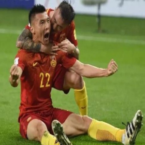 国足2:1神逆转！大宝真是里皮福将是怎么回事?单刀赴会推射破门