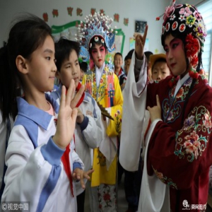 山东滨州：萌娃唱京剧 “国粹”代代传
