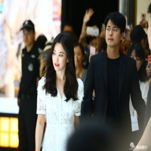 宋慧乔离婚后现身三亚，37岁黑眼圈明显状态尚佳，全程笑容满面