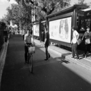 人车混行危险重重 公交站旁辅路应划斑马线