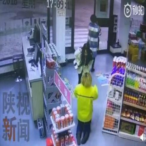 奔驰女车主逼加油员磕头：车主已道歉 将被治安处罚