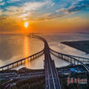 航拍青岛胶州湾跨海大桥火烧云 霞光旖旎场面唯美壮观