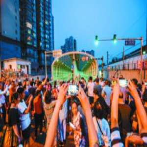 手帕口“平改立”昨天通车了 居民纷纷跑来拍照庆祝