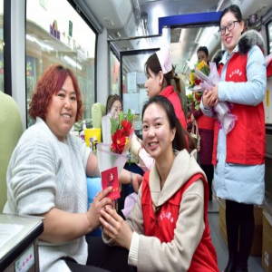 石家庄：鲜花送给献血者