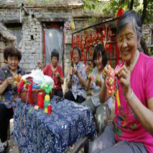 临沂：村民缝香囊喜迎端午