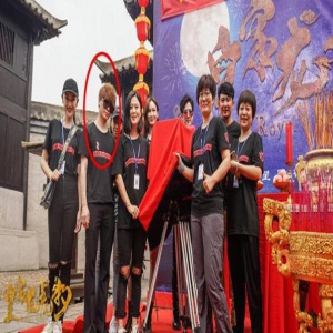 古装喜剧《皇家龙虎豹》陈奕天演什么 陈奕天开机照曝光