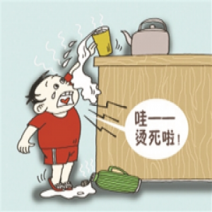 转头丢了块尿不湿，就出事了！ 儿子一把抱住了滚烫滚烫的花洒