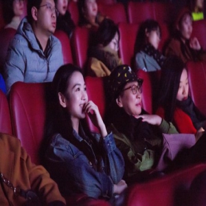 《人不彪悍枉少年》媒体点映会 代露娃清纯动人似“初恋”