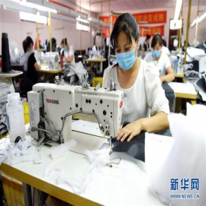 “扶贫车间”进村 群众就业增收