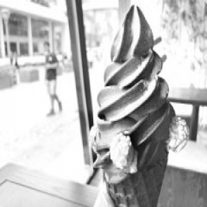 含活性炭致便秘！黑冰淇淋国外禁售 国内的添加食用竹炭可放心吃