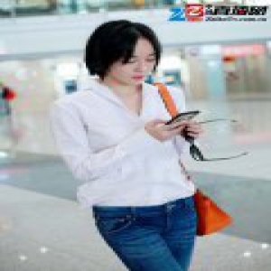 吕佳容高清街拍大片曝光 衬衣简洁干练尽展纯净美