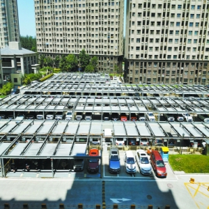亦庄某小区立体车场多年未用 钢铁＂巨无霸＂塞满大院