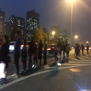 三元桥下机场高速路 每晚多名乘客站车道上等车