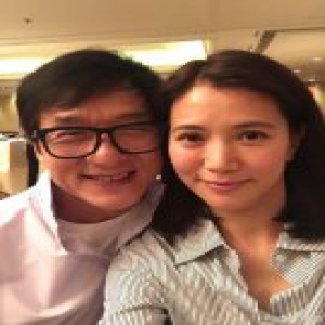 结怨22年！袁咏仪晒合照与成龙破冰：大哥谢谢你