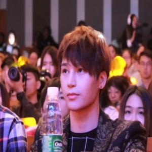 陈奕天当评委兼职表演嘉宾当场表演 舞台掌控力强