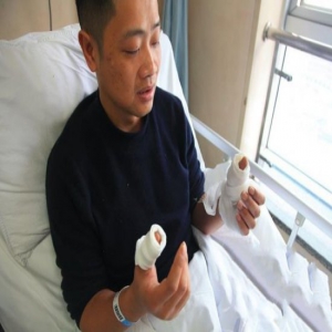 为英雄点赞！拇指被切断仍空手夺白刃！武汉特警夺刀救人场面惊险