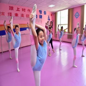 河北石家庄：小朋友参加兴趣班度暑假