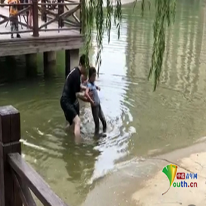 6岁女童意外落水 民警救人负伤称不后悔