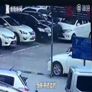 这是要起飞的节奏啊！男子试驾五菱神车连撞捷豹宝马等8辆车 4S店损失20万要其全赔