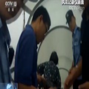 天气原因航班滞留 成都双流国际机场一乘客强行开应急门