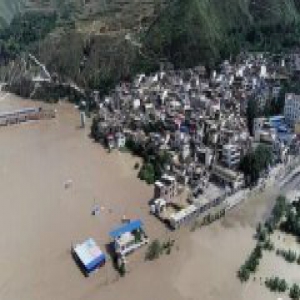 受暴雨影响甘肃舟曲出现泥石流滑坡 附近群众转移