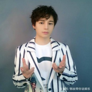 陈奕天写真原片流出 烫了卷发显得很韩范 特别有个性