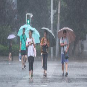 北京地铁备10万件雨衣 地面线路控制速度