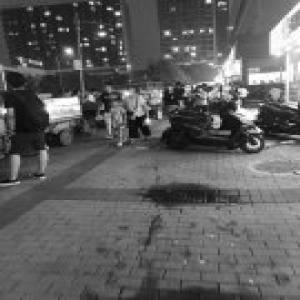 科星西路餐馆乱排污水 摊贩占道叫卖