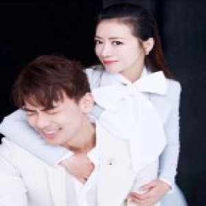 陈紫函戴向宇结婚周年 礼服锁定设计师宣佐