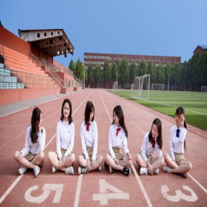 北京：又到一年毕业季 毕业生拍创意毕业照告别母校