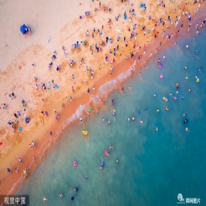 青岛海水浴场游人如织 人们洗海澡避暑消遣