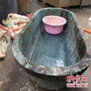 河南一面筋黑窝点被查：内部养鸡，农药喷雾器装福尔马林消毒