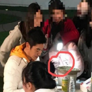 杜江摆摊贴手机膜生意火爆！ 凌潇肃街边卖T恤笑料十足