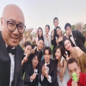 羡慕人家有头发吧！张子枫被徐峥揪辫子，网友爆笑调侃